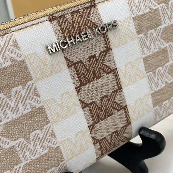 MICHAEL KORS LARGE TRAVEL CONTINENTAL WRISTLET WALLET CAMEL COLOR - Picture 15 of 16
